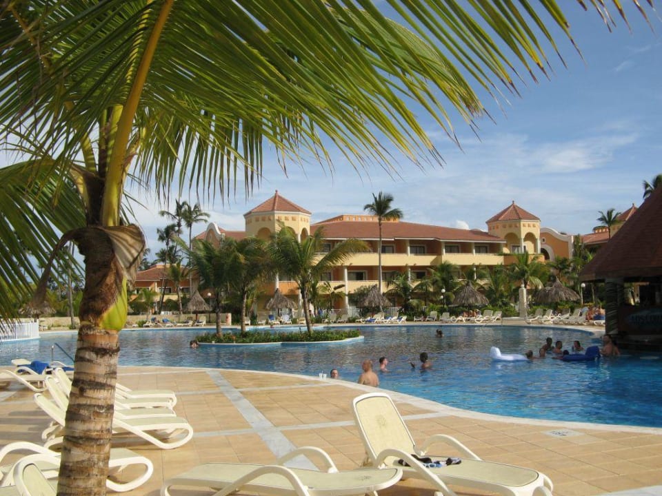 Freie Liegen am Pool Bahia Principe Luxury Ambar