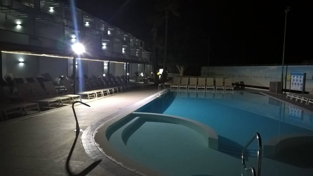 Basen nocą Sentido Aequora Lanzarote Suite