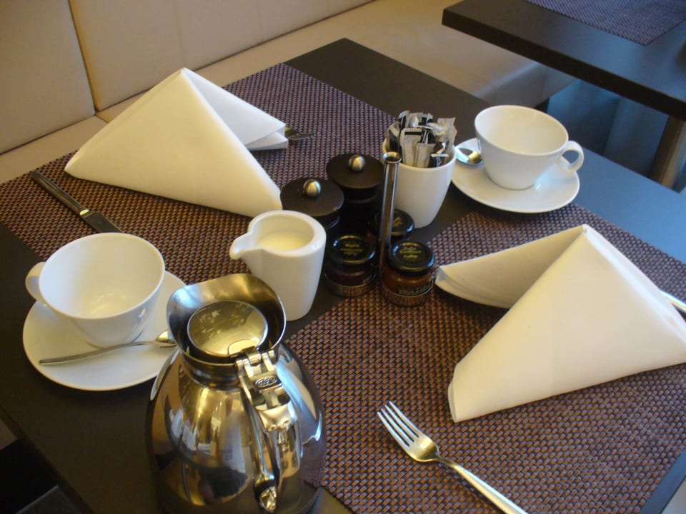 Tisch beim Frühstück relexa hotel München