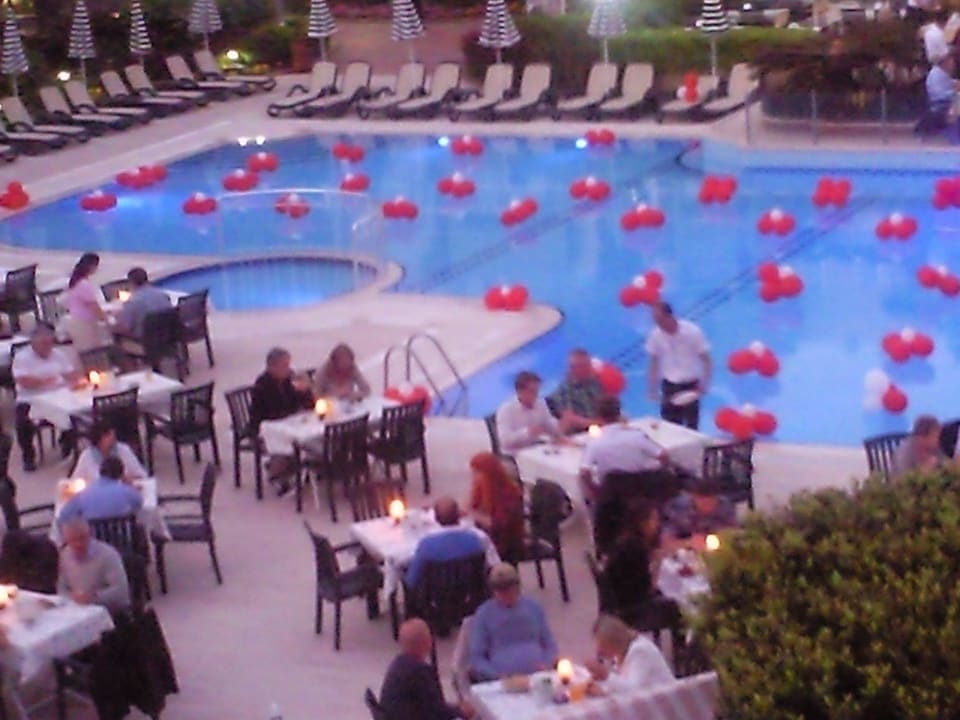 Der geschmückte Restaurantpool am Galaabend Hotel Gardenia Beach