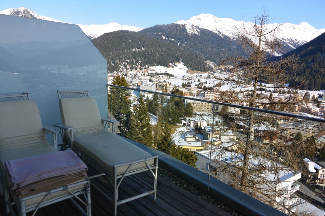 Südbalkon mit Sicht auf Davos Waldhotel & SPA Davos - for body & soul