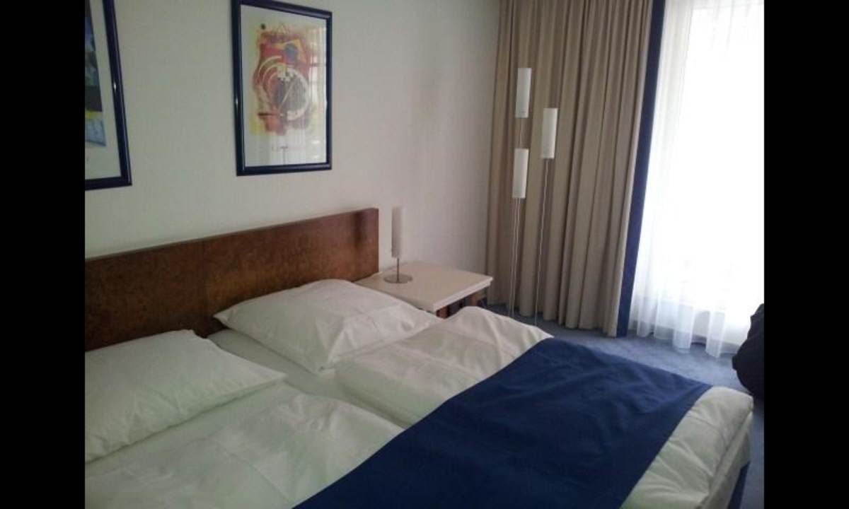 Blick zum Fenster DORMERO Hotel Villingen-Schwenningen