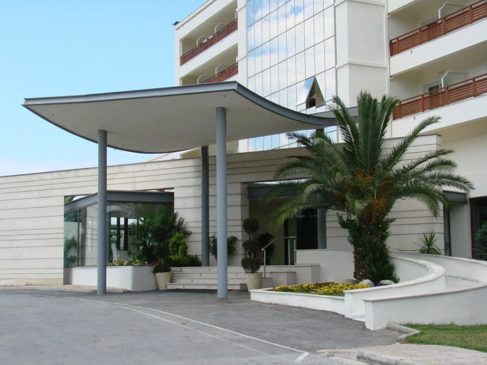 Eingang des Haupthauses Olympian Bay Grand Resort