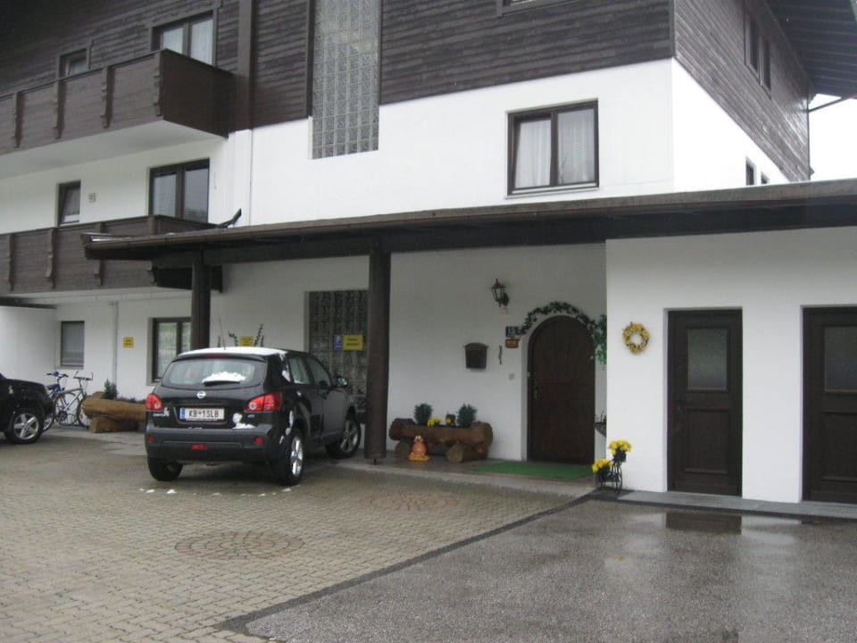 Eingangsbereich und Parkplatz Pension Salvenmoser