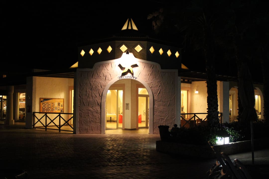 Hauptrestaurant am Abend VOI Praia De Chaves Resort