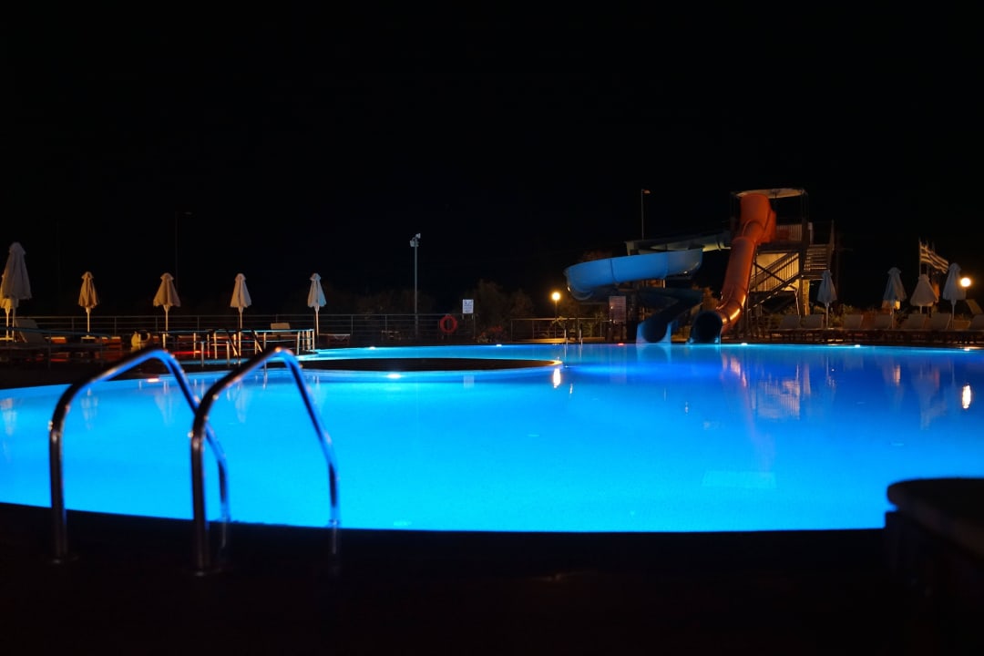 Spaßpool bei Nacht. HARPIN Georgioupolis Resort Aquapark & SPA