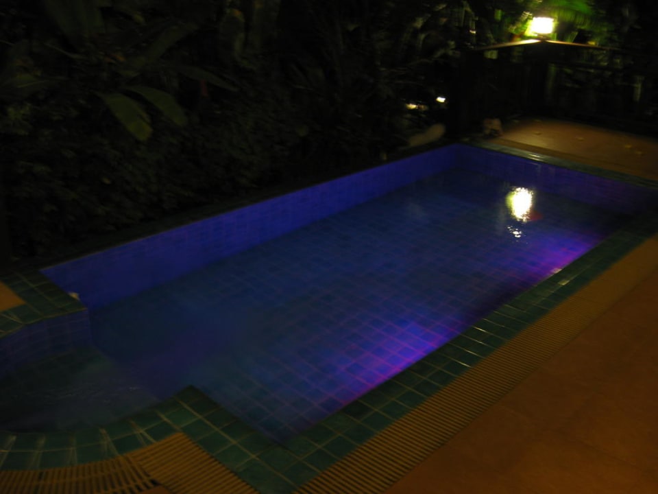 Nachtbeleuchtung im Pool einer Private Poolvilla Kanok Buri Resort