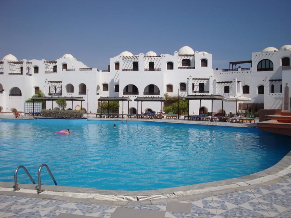 Widok basenu i części hotelowej Arabella Azur Resort