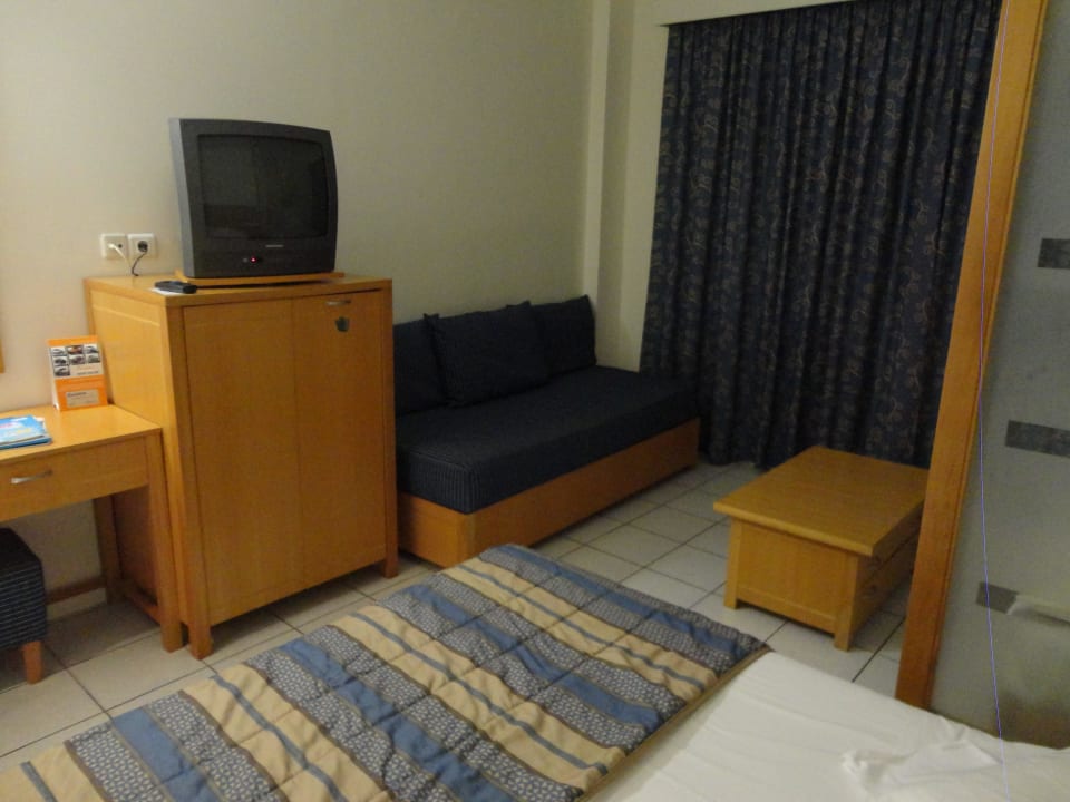 Blick vom Bett, beim Vorhang ist der Balkon AluaSoul Zakynthos - Adults only