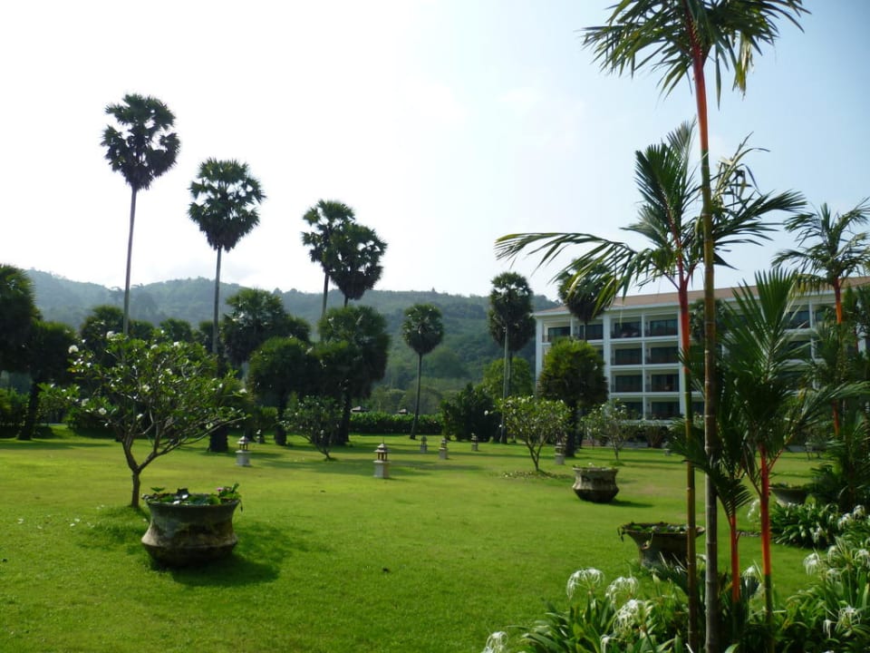 Garten im hinteren Bereich Hotel Naithonburi Beach Resort