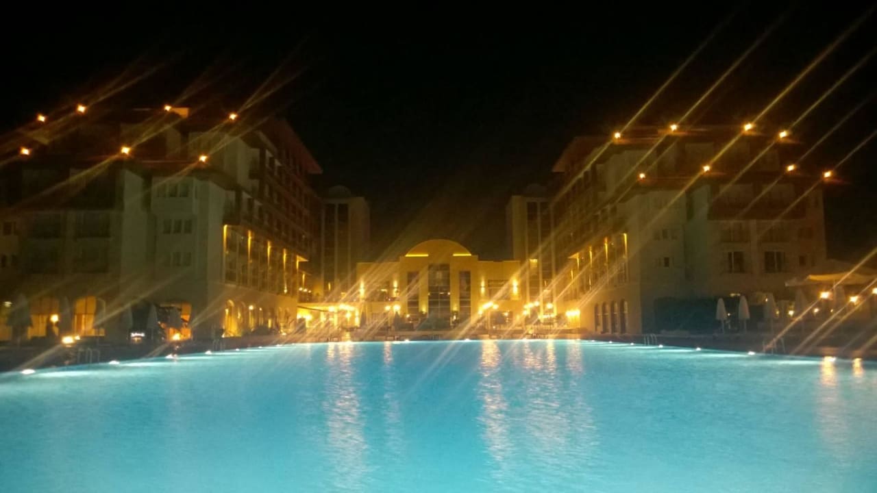 Der Pool bei Nacht Radisson Blu Resort & Spa Cesme