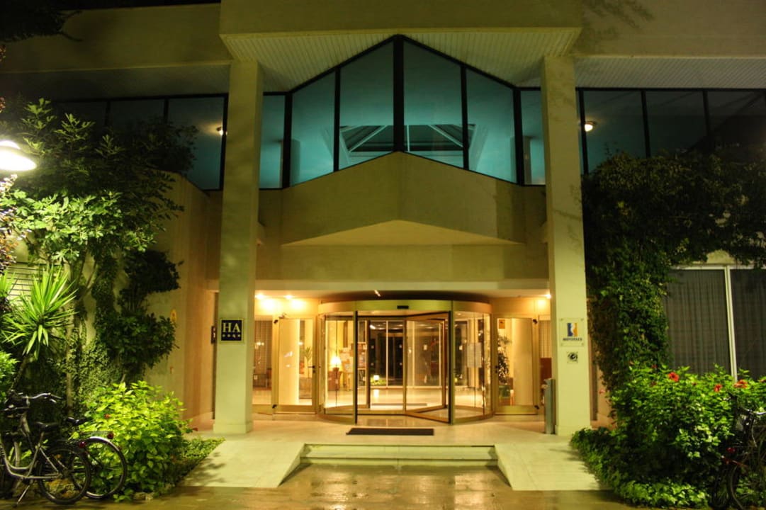 Hoteleingang abends Hipotels Bahia Grande