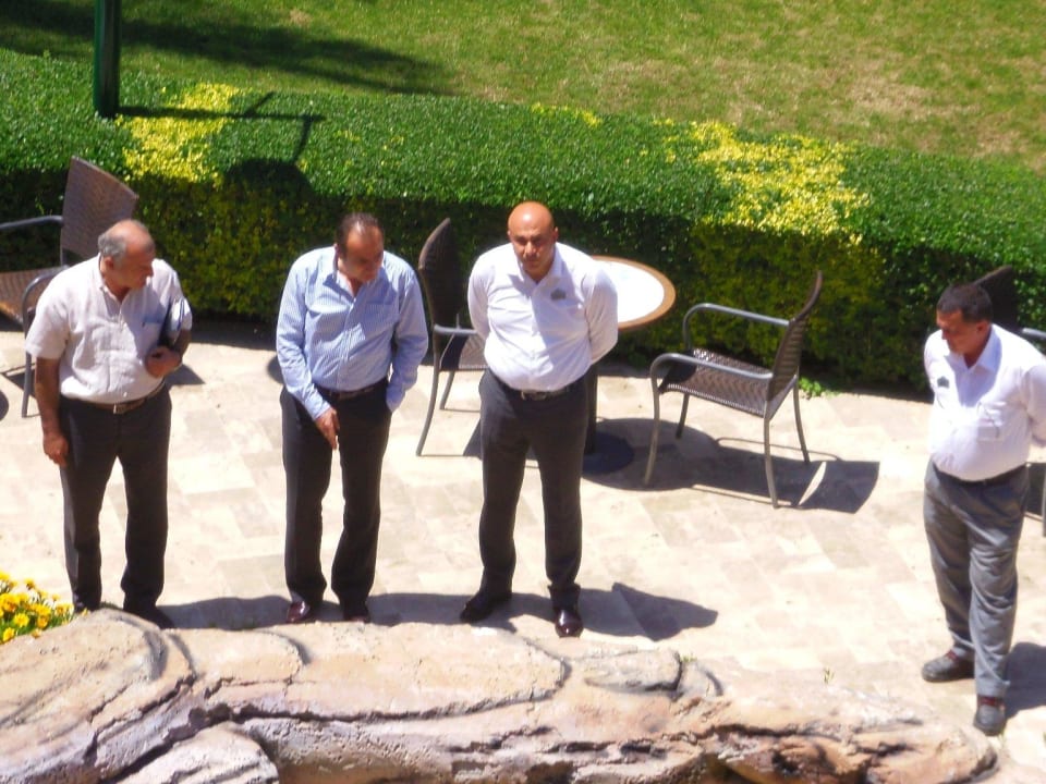 Besichtigung des Brunnens durch das Management Crystal Paraiso Aqua Collection