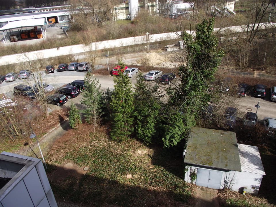 Parkplatz hinter dem Hotel Leonardo Hotel Hannover Airport