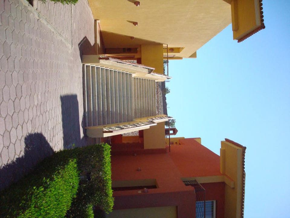 Von der Gartenanlage zu den Zimmern Malikia Resort Abu Dabbab