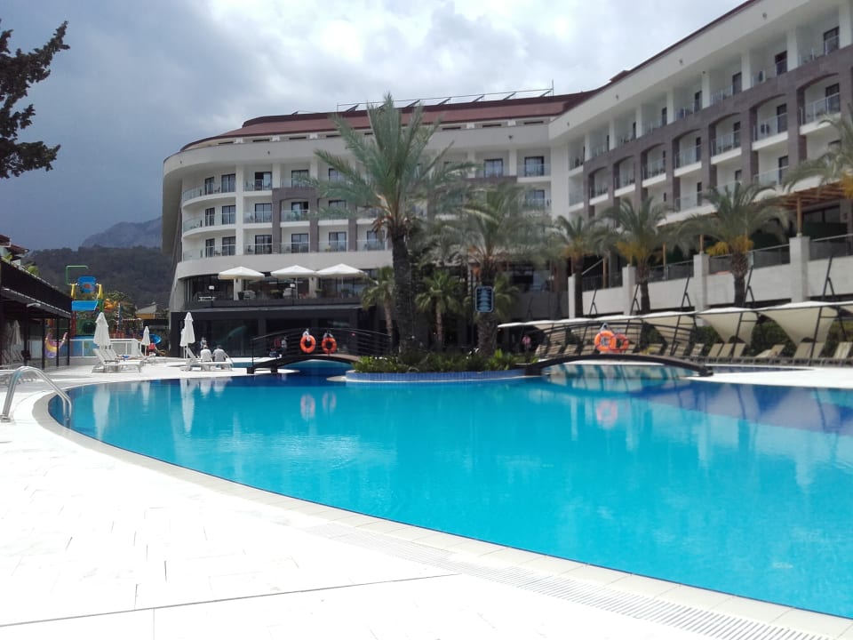 Hotelfront DoubleTree by Hilton Antalya-Kemer