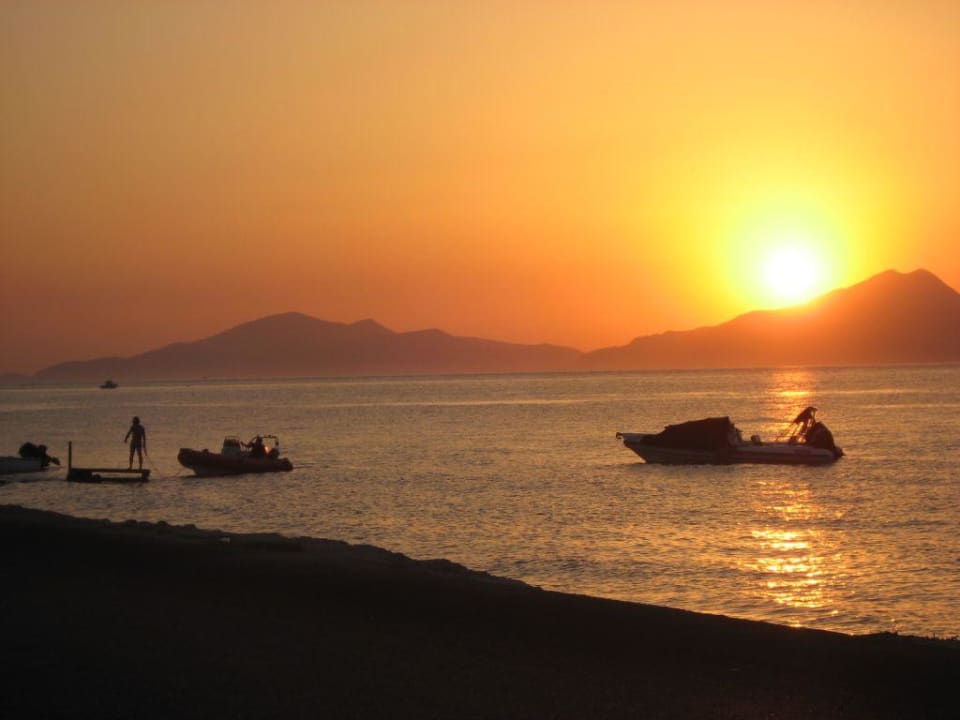 Allabendlicher Sonnenuntergang am Strand Hotel Zorbas Beach