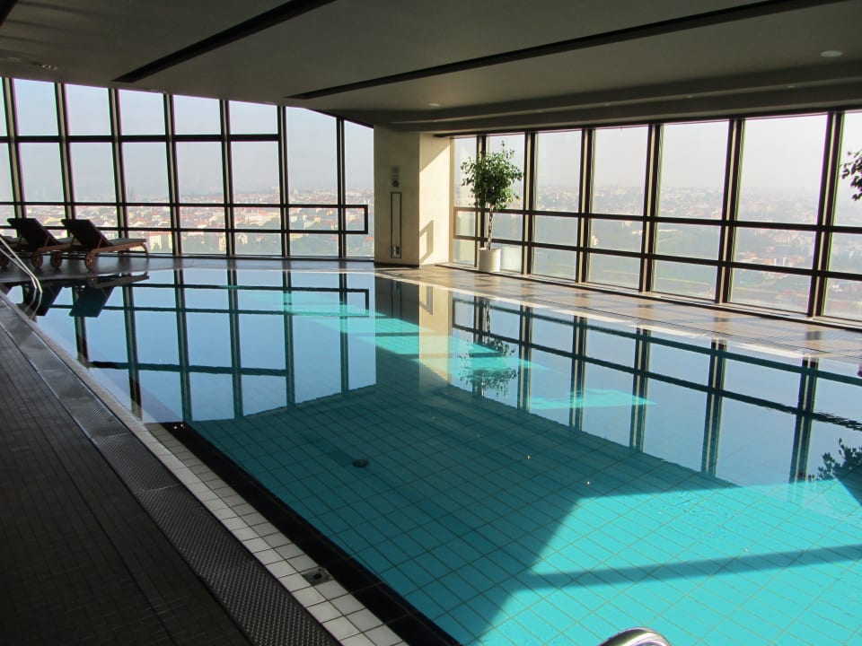 Pool in der 11. Etage Grand Hotel Prague Towers