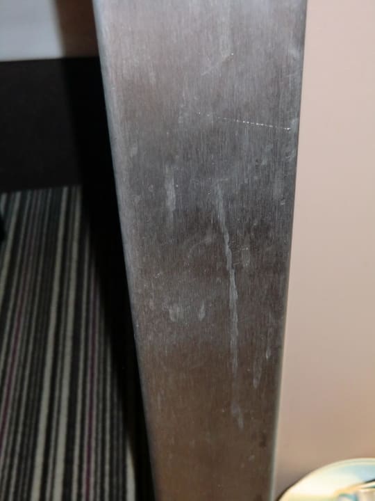 Schmutzige Türzarge im Bad Leonardo Boutique Hotel Munich