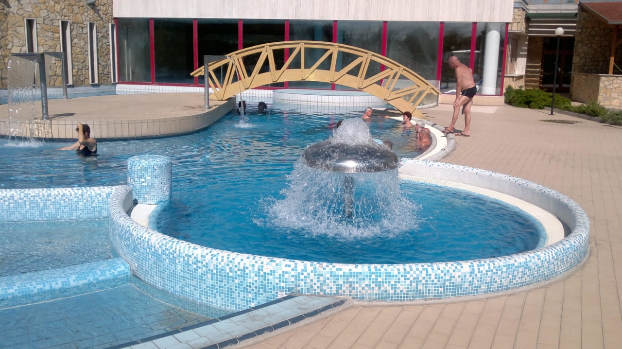 Poolanlage von aussen Hunguest Hotel Pelion