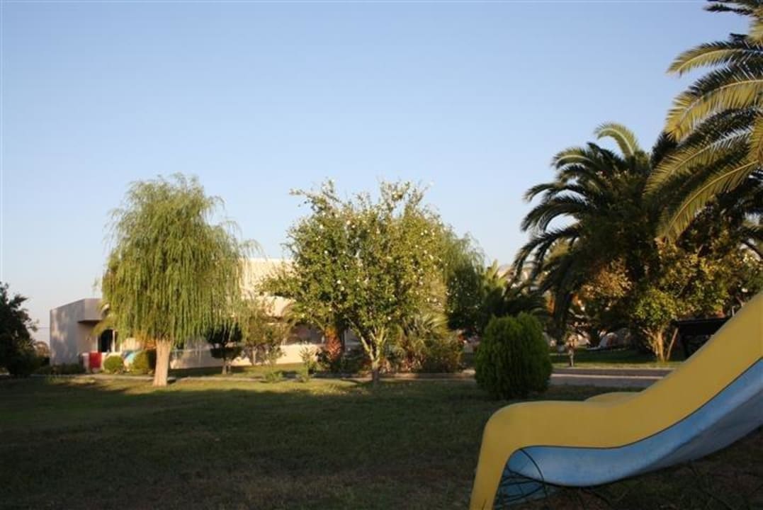 Spielplatz und Haus 6 Hotel Esperia