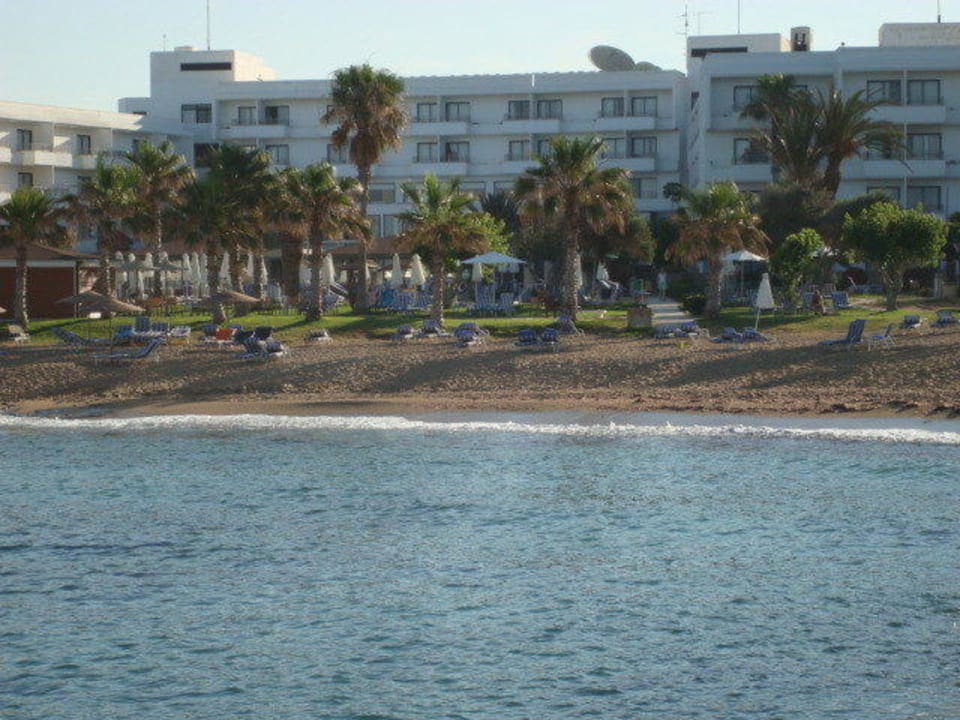 Vom Steg aus! Der Blick auf das Hotel mit Strand Louis Ledra Beach