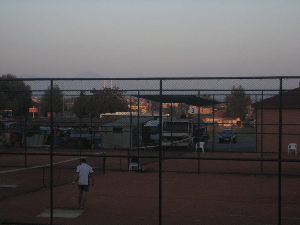 Tennisplatz neben Schrottplatz? Club Grand Aqua