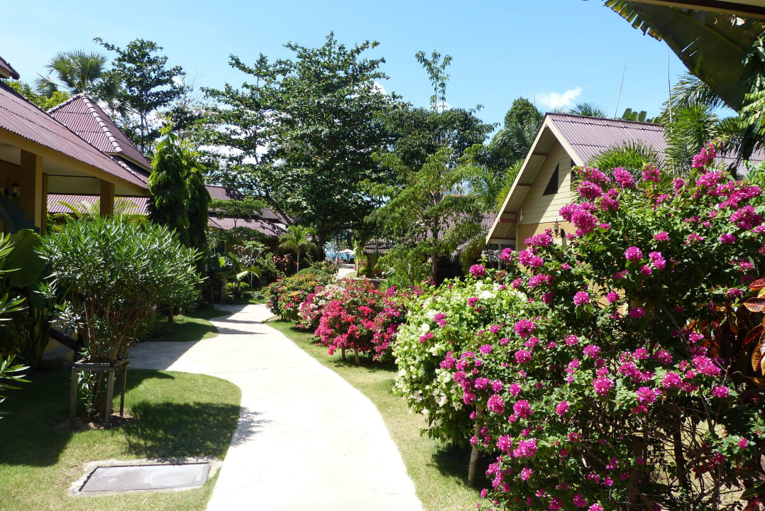 Am Weg zum Bungalow Hotel Lanta Castaway Resort