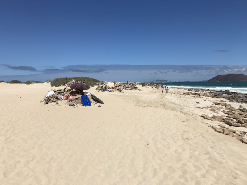 Windschutz durch "Steinkreise" - Blick auf Lobos Hotel LIVVO Corralejo Beach