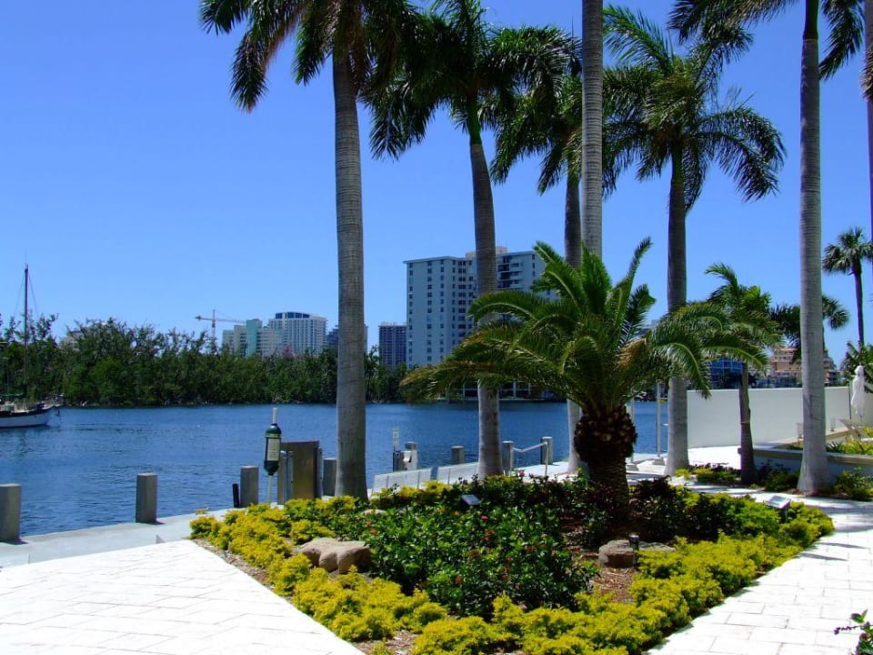 am Intercostal Waterway GALLERYone - a DoubleTree Suites by Hilton Hotel
