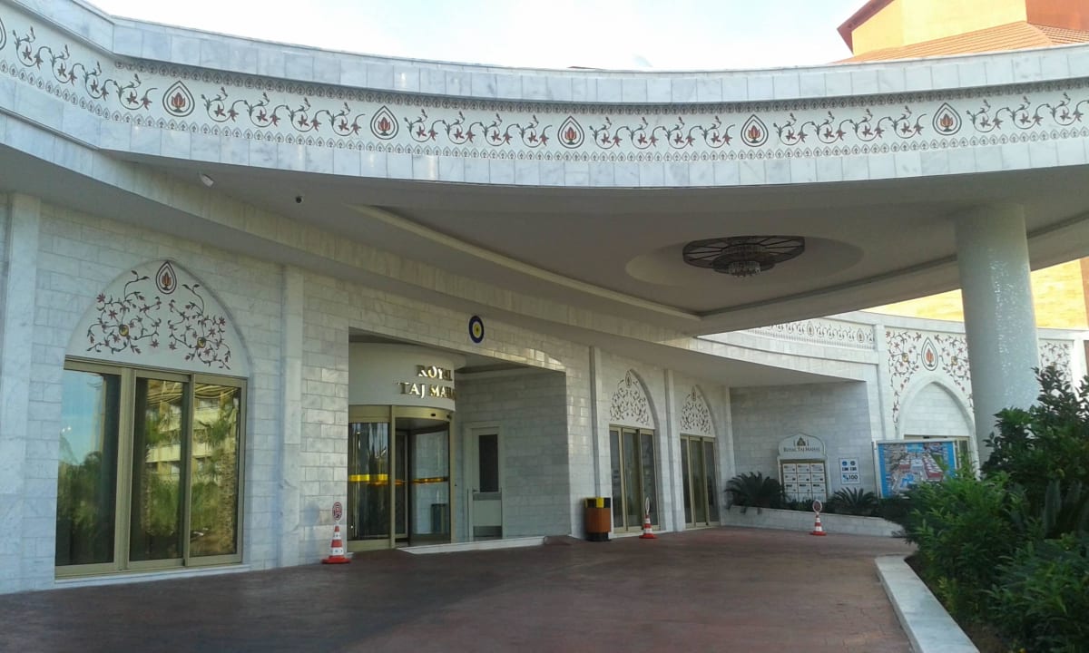 Hoteleingang Royal Taj Mahal Hotel
