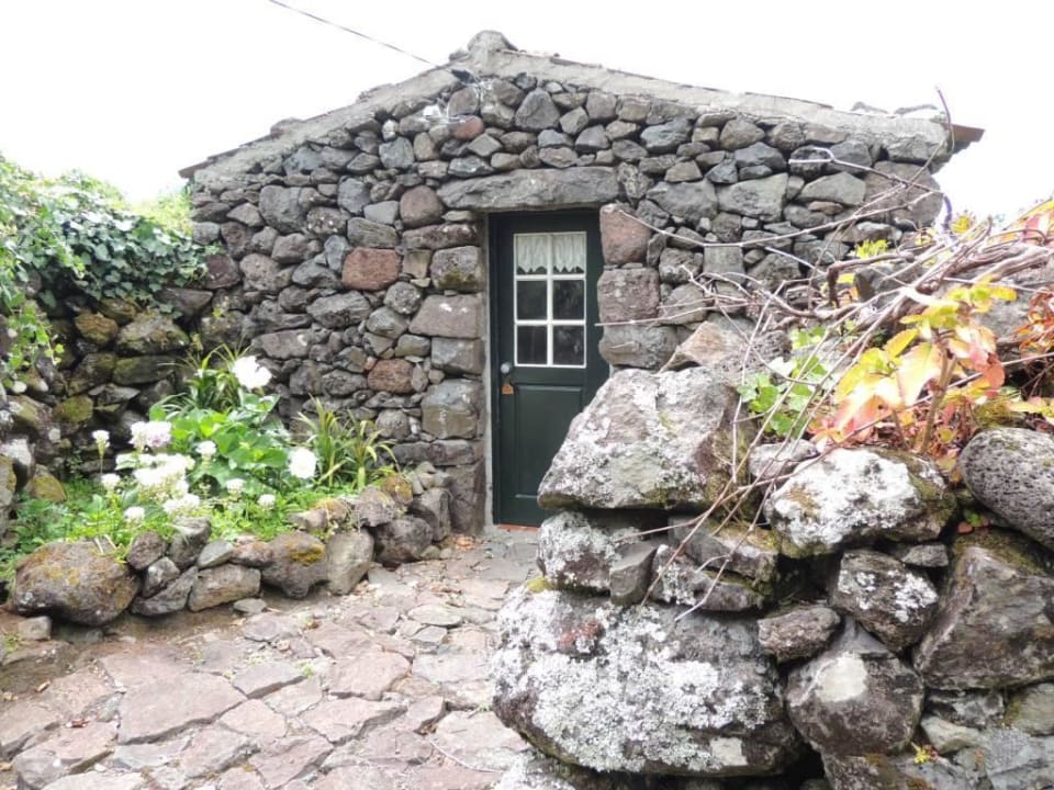 Eingang eines der Häuser von außen Hotel Aldeia da Cuada