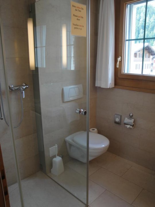 Bad des Standard-Doppelzimmers Hotel Vereina