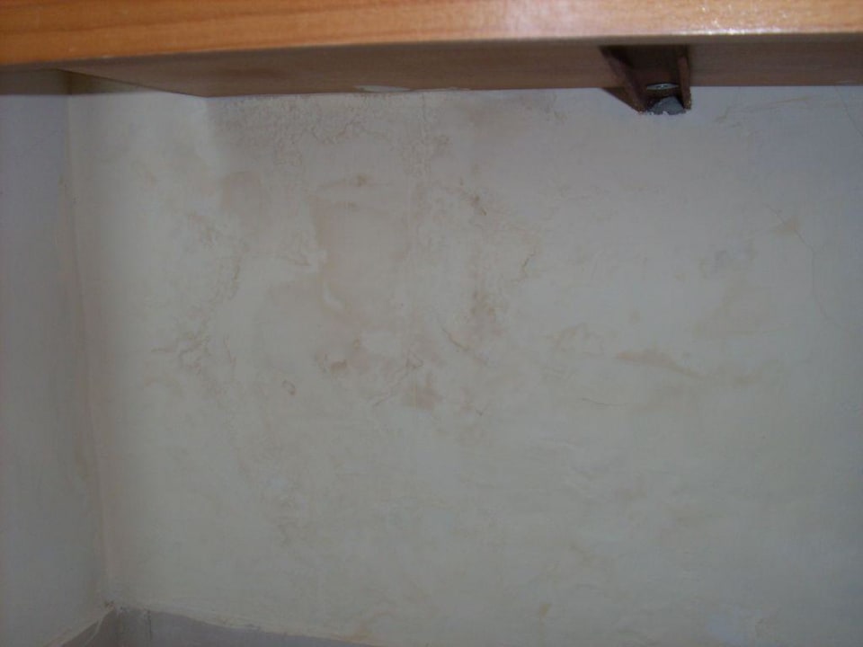 So sieht Schimmel im Schlafzimmer aus! Ruspina Beach Resort