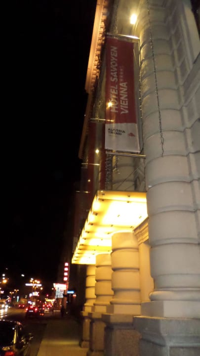 Von außen bei Nacht Austria Trend Hotel Savoyen Vienna
