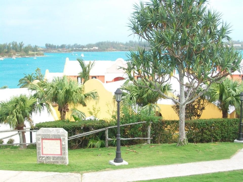 Blick auf Hotelanlage Hotel Grotto Bay Beach Resort