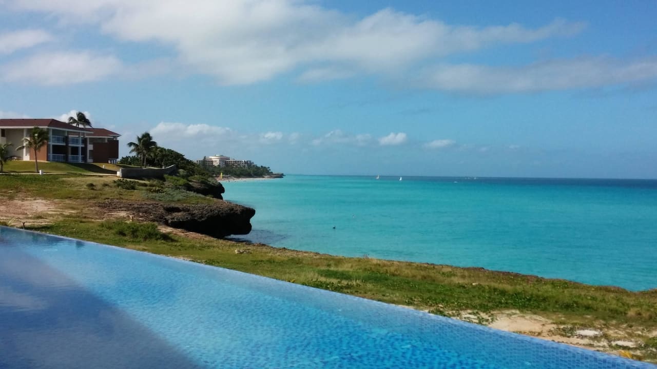 Infinity Pool Playa Vista Azul