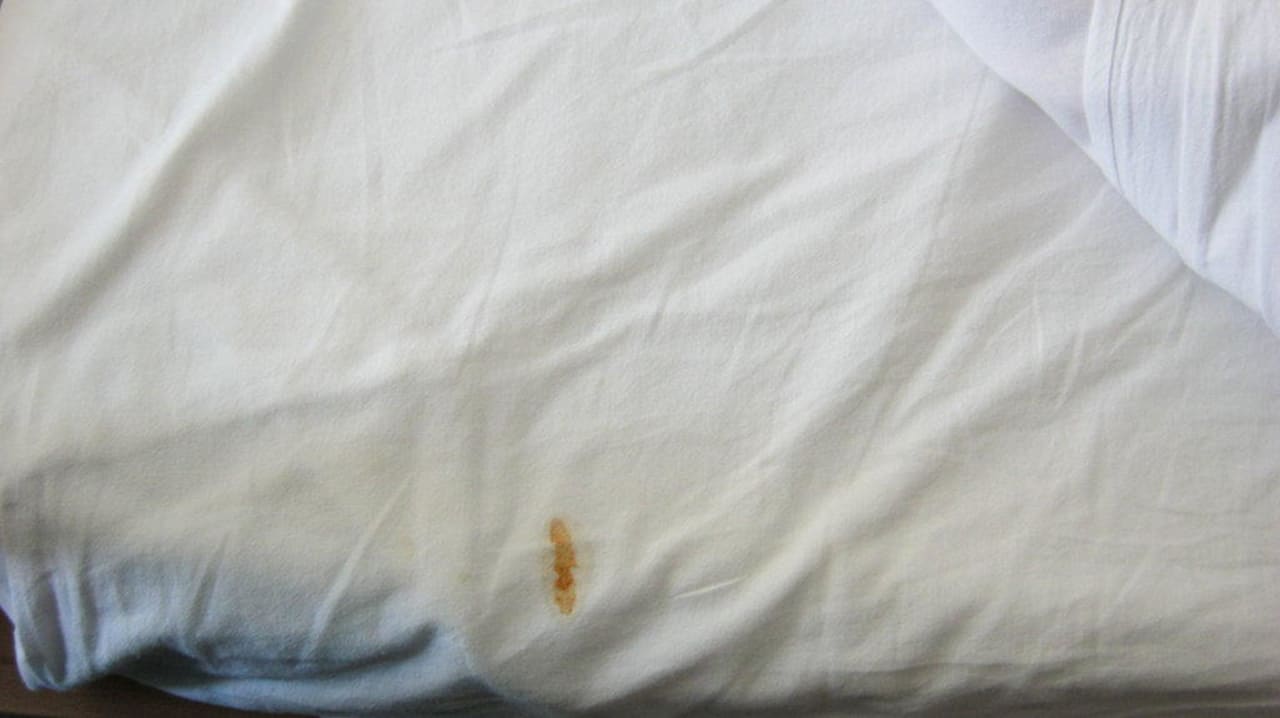 Bettlaken nach (!) Reinigung  MPM Hotel Astoria