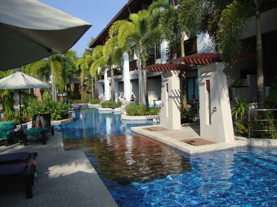 Blick auf Gebäudeteil mit den Poolaccess-Zimme La Flora Khao Lak
