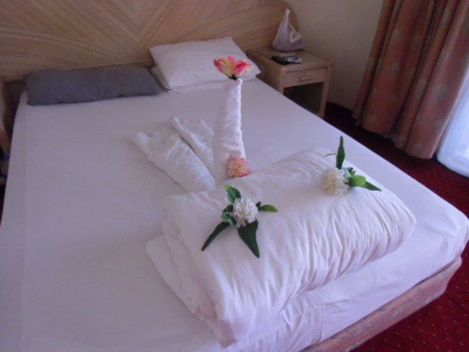Bett schön dekoriert Aska Hotel Just in Beach