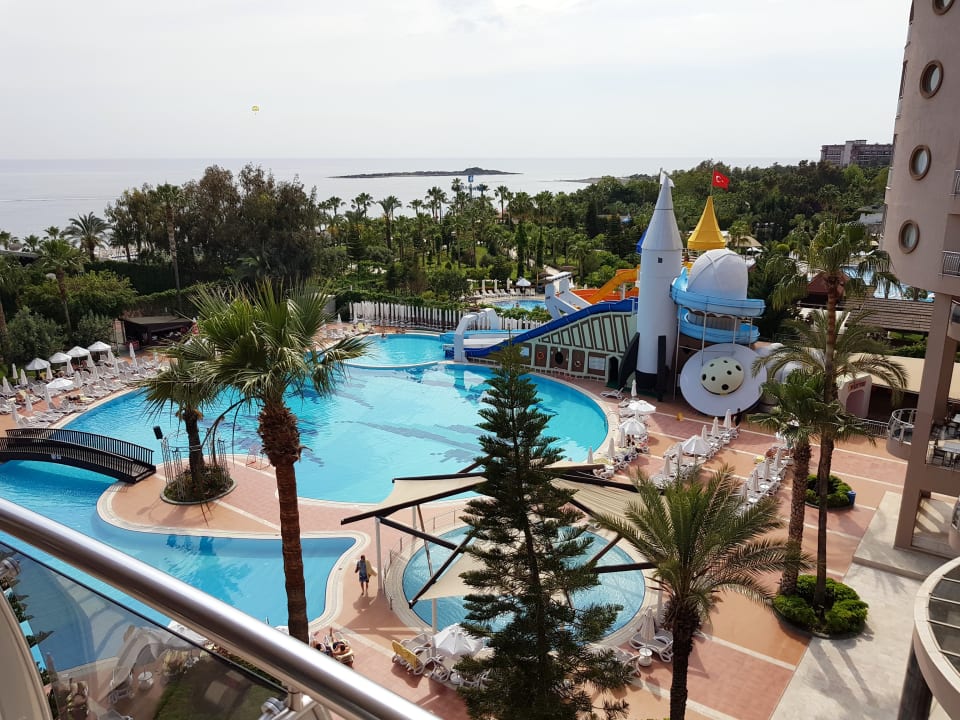 Blick vom Balkon über die Poolanlage zum Meer Arycanda Kirman Premium