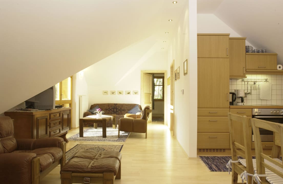 Wohnzimmer mit angrenzender Küche Ferienwohnung Landhaus Huhle