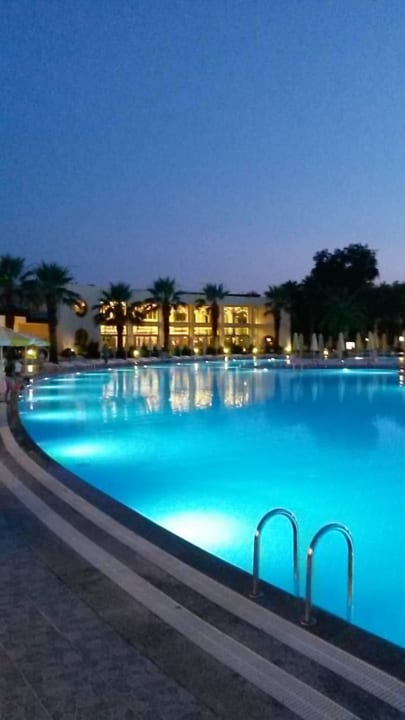 Relaxpool bei Nacht VONRESORT Golden Beach