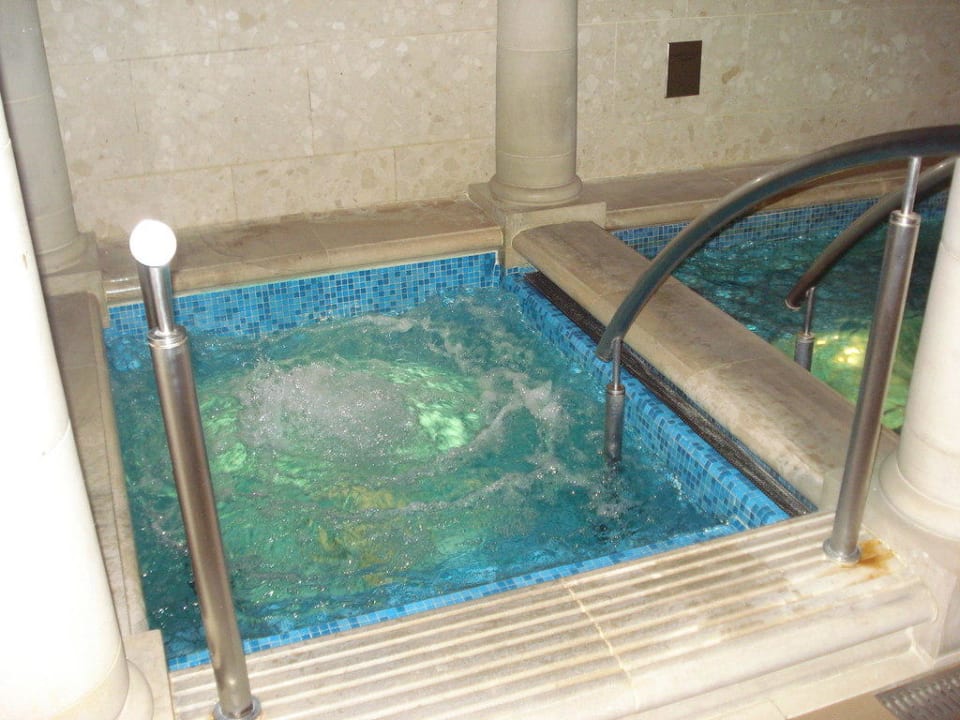 Kalt- und Warmwasserbecken im Spa neben Sauna Hotel The Peninsula Bangkok