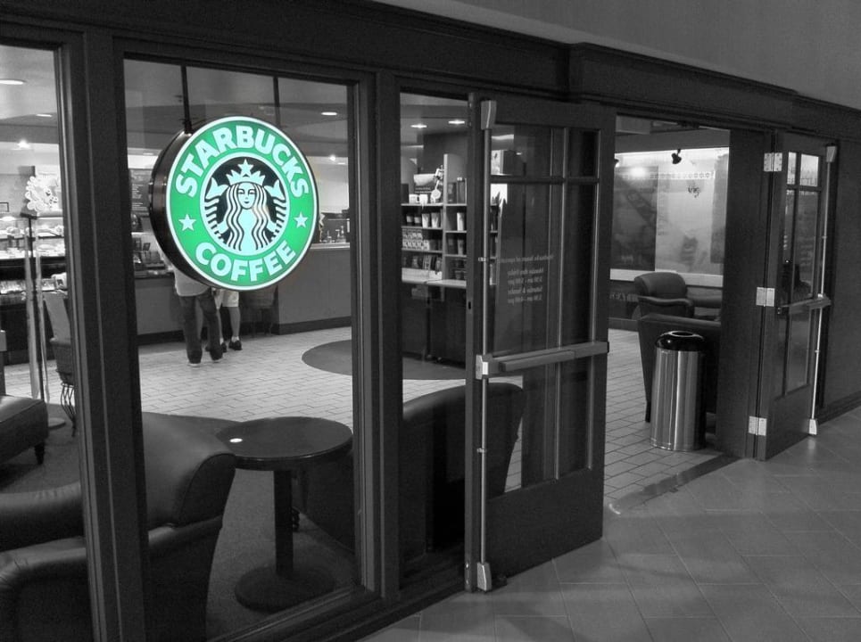 Starbucks in der Lobby Hotel Sheraton Gateway Los Angeles Airport