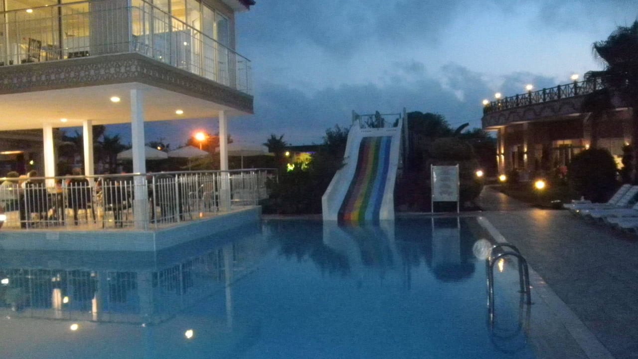 Pool und Bar am Abend Sun Club Hotel