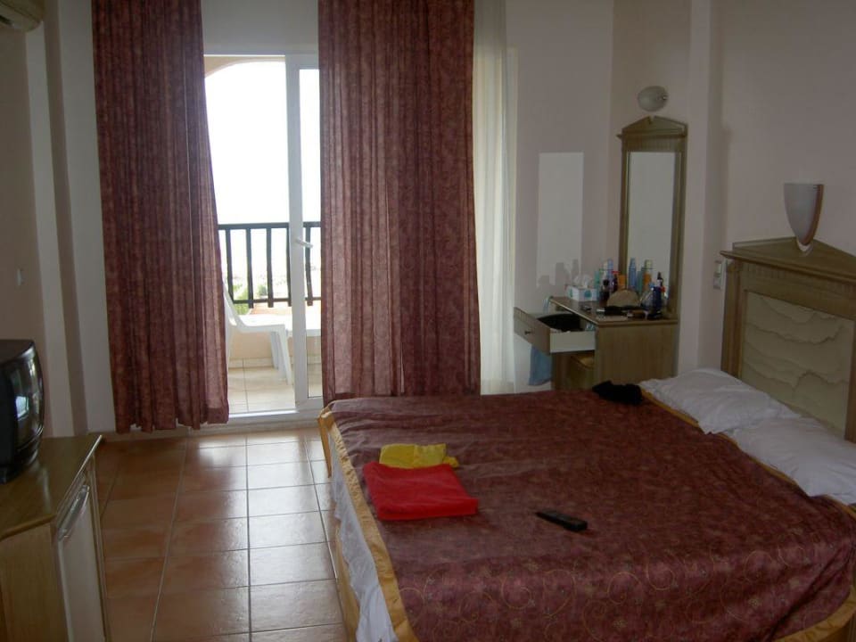 unser zimmer hauptgebäude 4. stock Club Turtas Beach Hotel