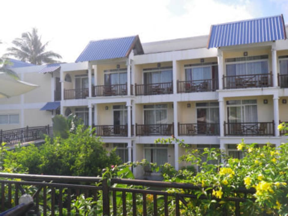 Hotel vom Pool aus Le Peninsula Bay Beach Resort & Spa