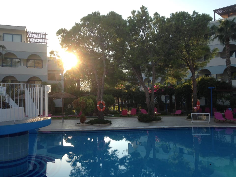 Вид на бассейн и отель alltoura Club SUNRISE BEACH RESORT