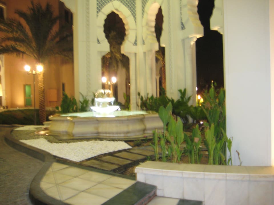 Brunnen vor dem Hoteleingang Oaks Ibn Battuta Gate Dubai